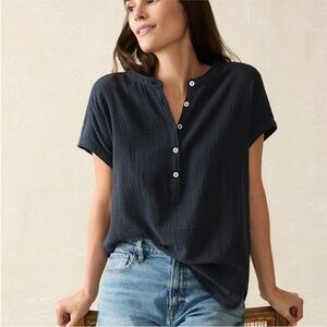 Faherty Dream Desmond Organic Cotton Top in navy blue
Size S